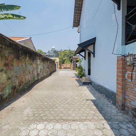 Reddoorz Syariah At Jalan Sunan Giri Tuban Tuban  Buitenkant foto
