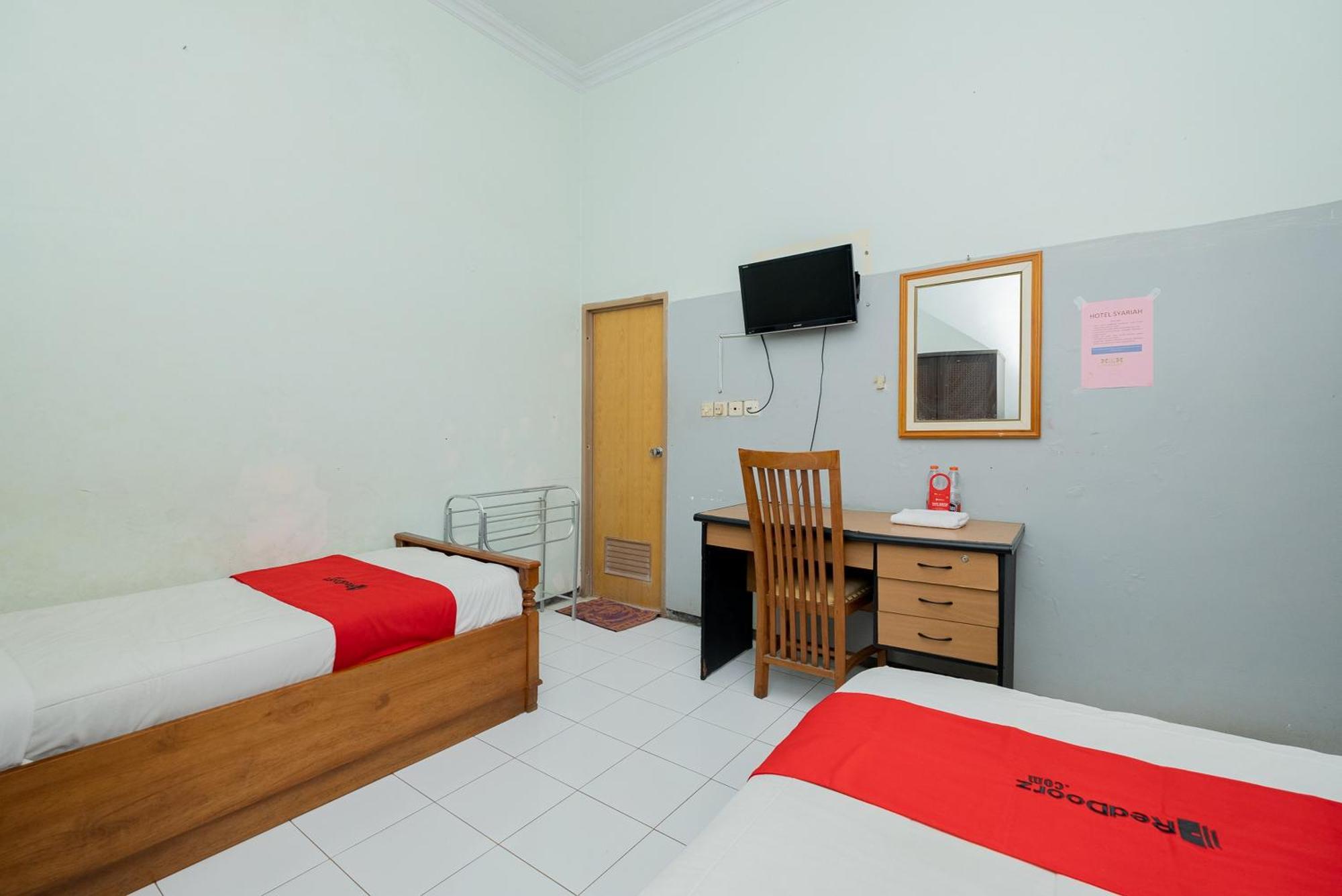Reddoorz Syariah At Jalan Sunan Giri Tuban Tuban  Buitenkant foto