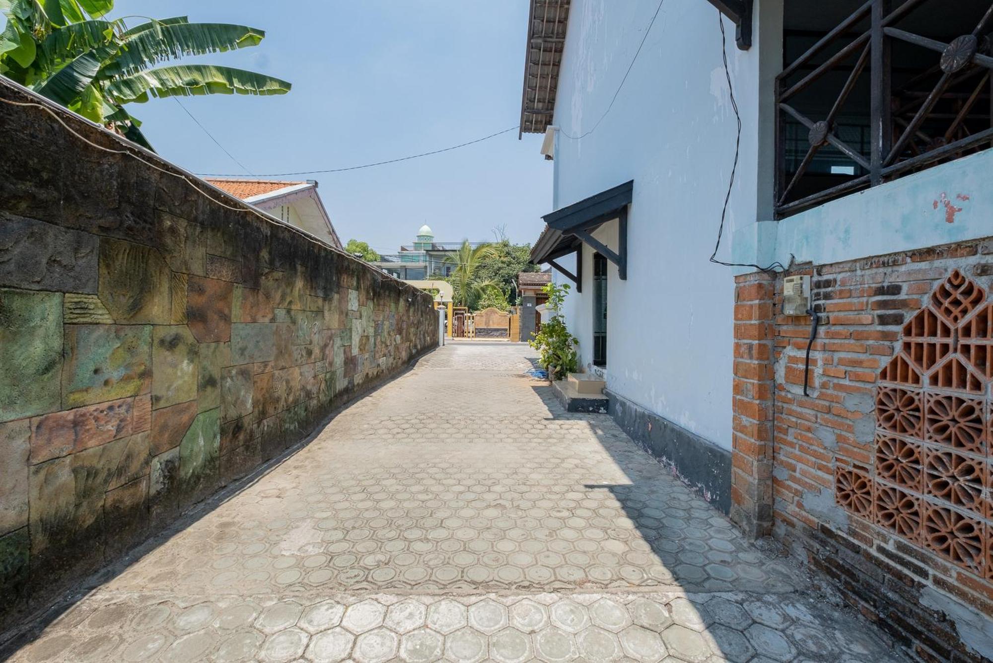 Reddoorz Syariah At Jalan Sunan Giri Tuban Tuban  Buitenkant foto