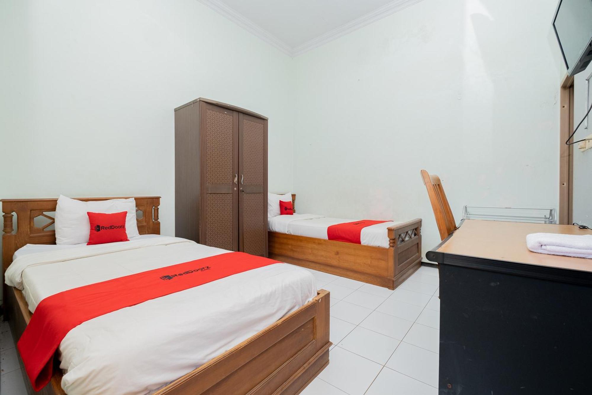 Reddoorz Syariah At Jalan Sunan Giri Tuban Tuban  Buitenkant foto