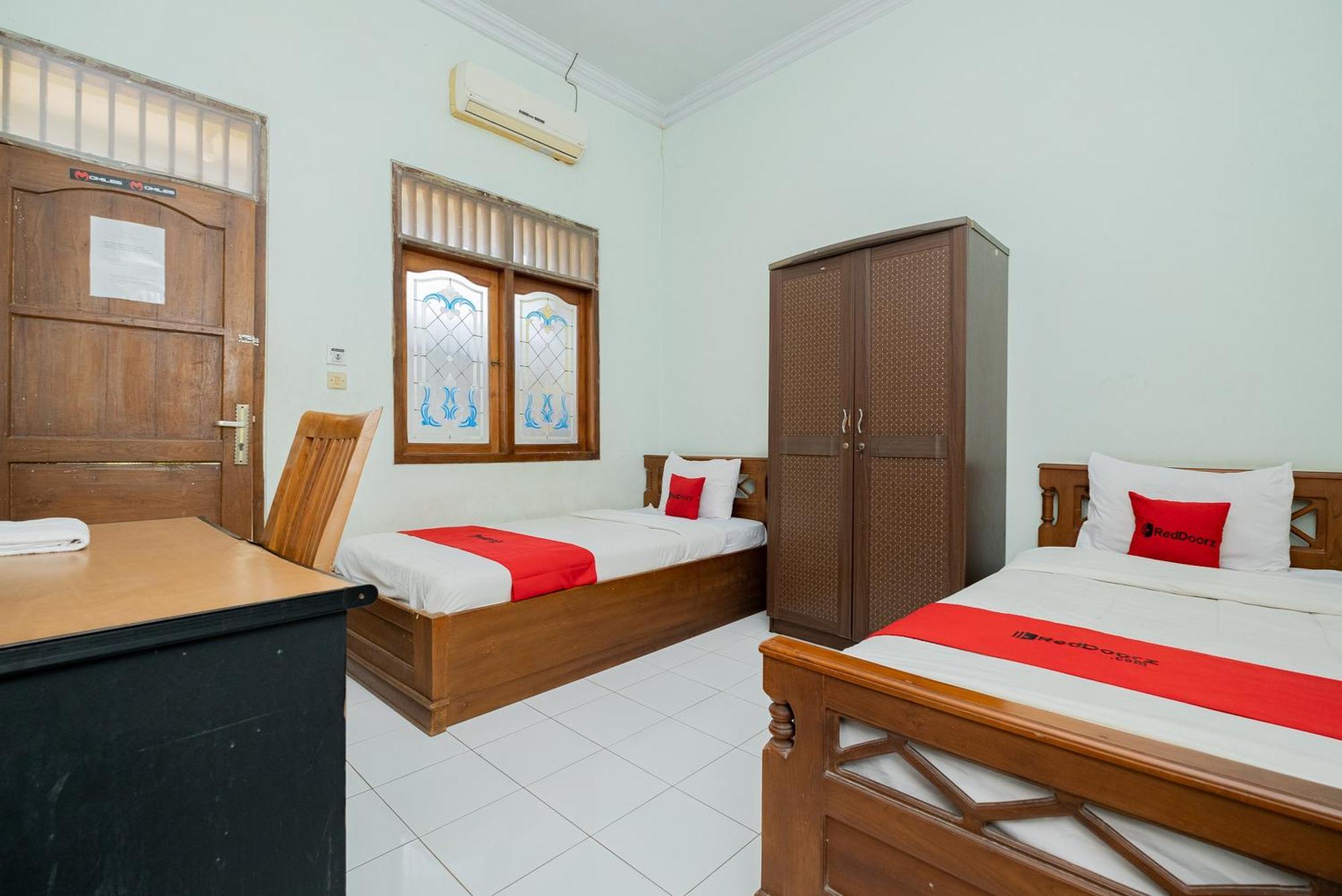 Reddoorz Syariah At Jalan Sunan Giri Tuban Tuban  Buitenkant foto